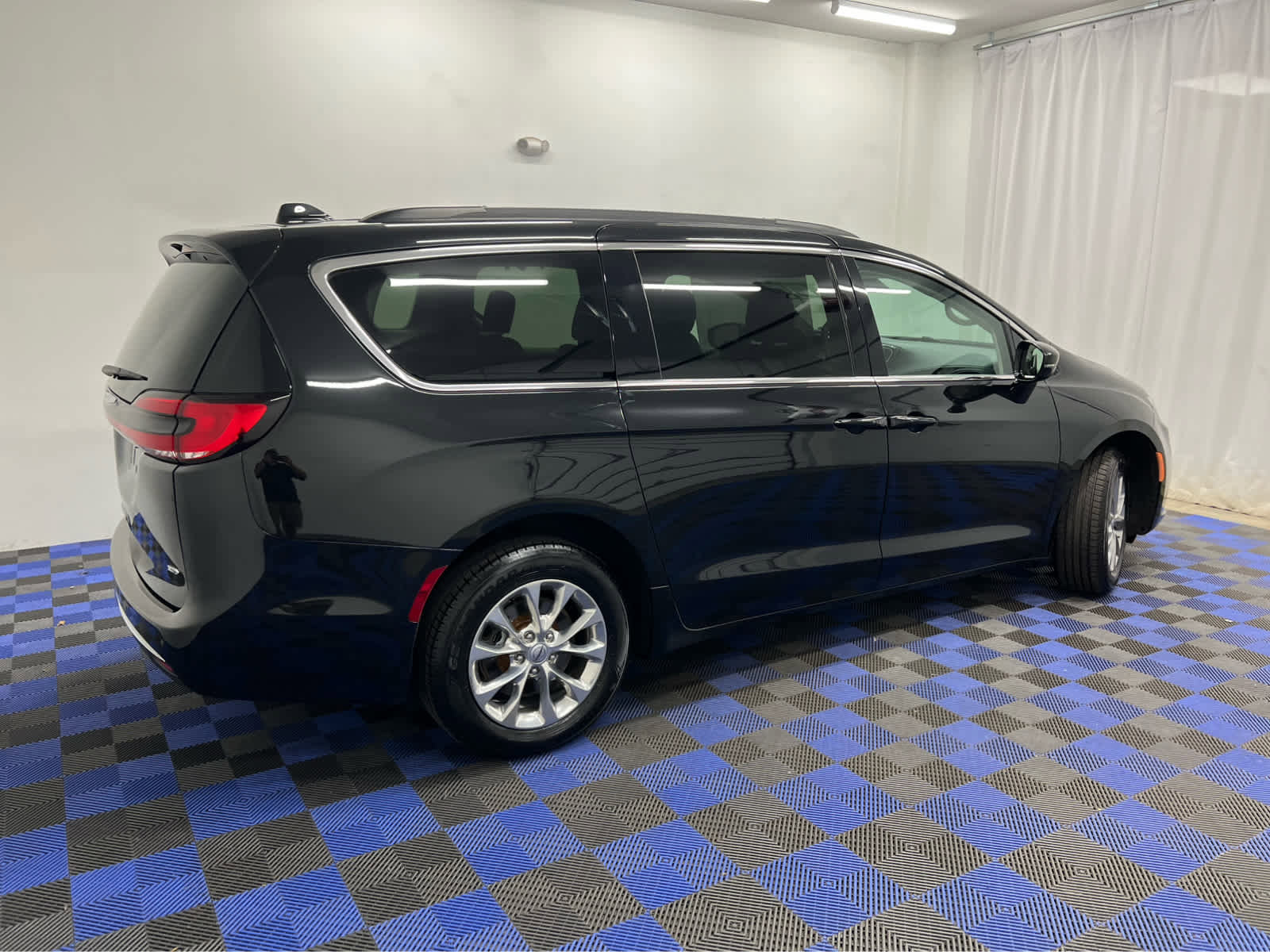 Used 2022 Chrysler Pacifica Touring-L image 18