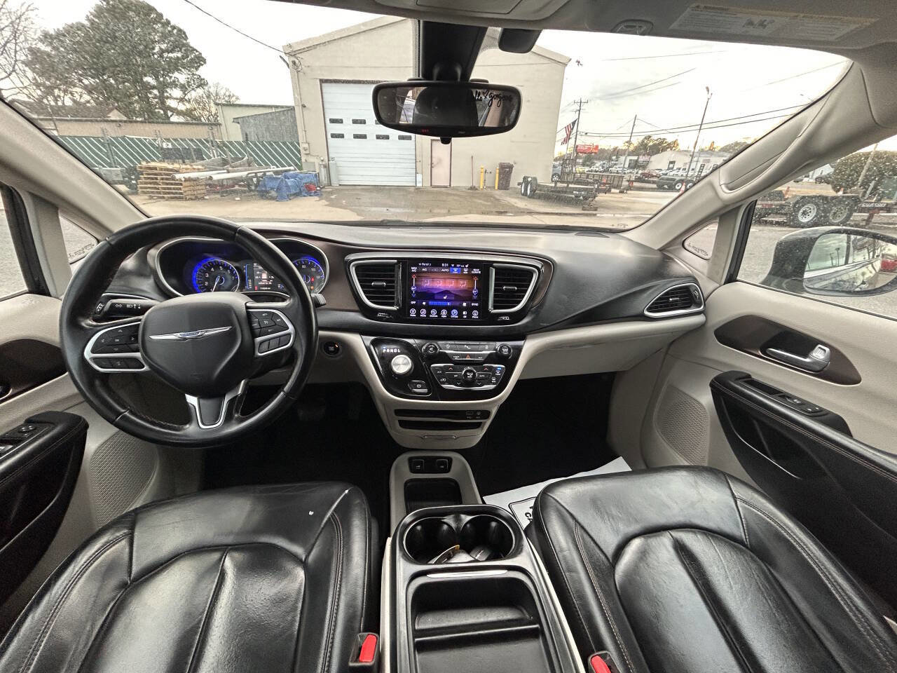 Used 2017 Chrysler Pacifica Touring-L FWD image 10