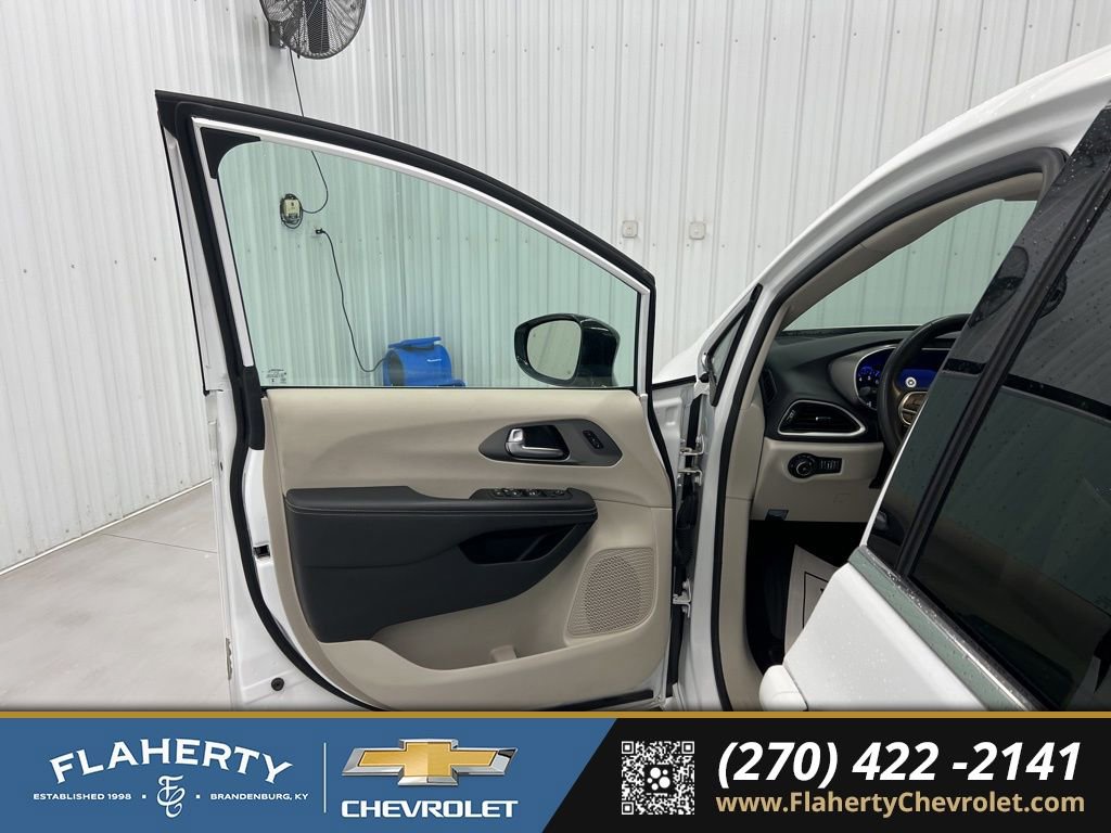 Used 2024 Chrysler Pacifica Touring-L FWD image 8