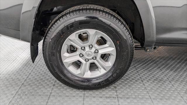 Used 2018 Toyota 4Runner SR5 AWD/4WD image 33