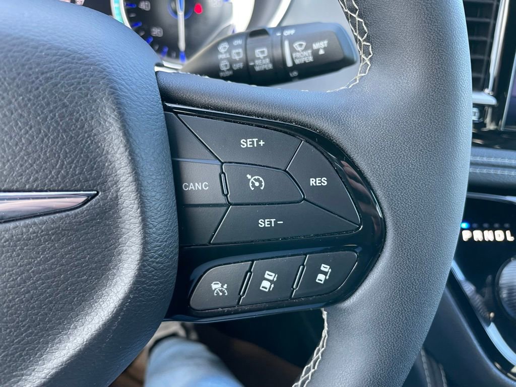 Used 2025 Chrysler Pacifica Limited image 25