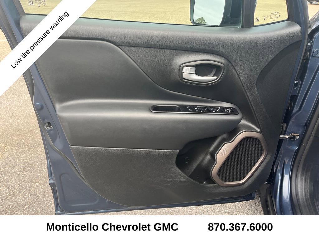 Used 2023 Jeep Renegade Latitude w/ Sun/Sound Group AWD/4WD image 10