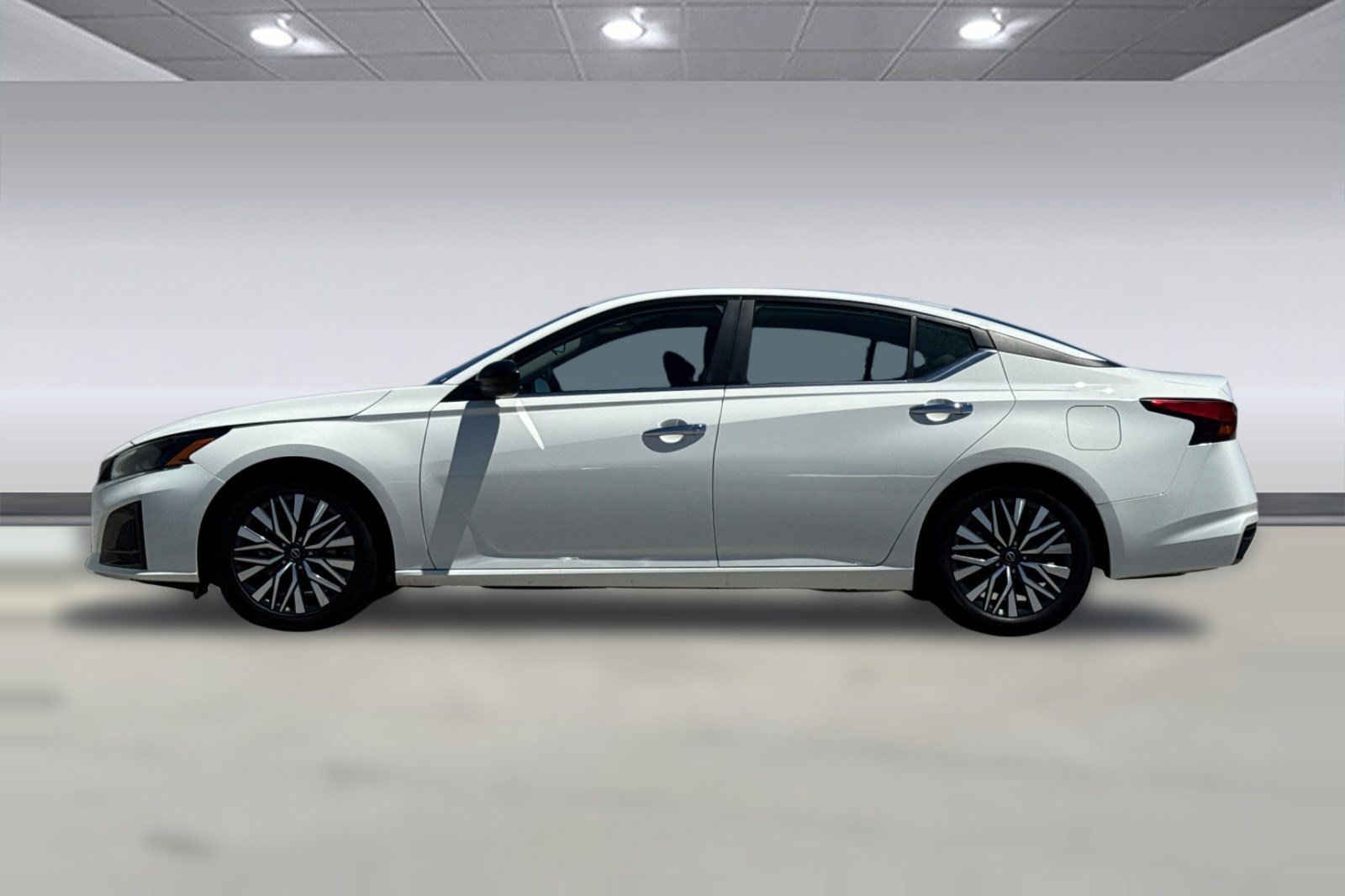 Used 2025 Nissan Altima 2.5 SV FWD image 2
