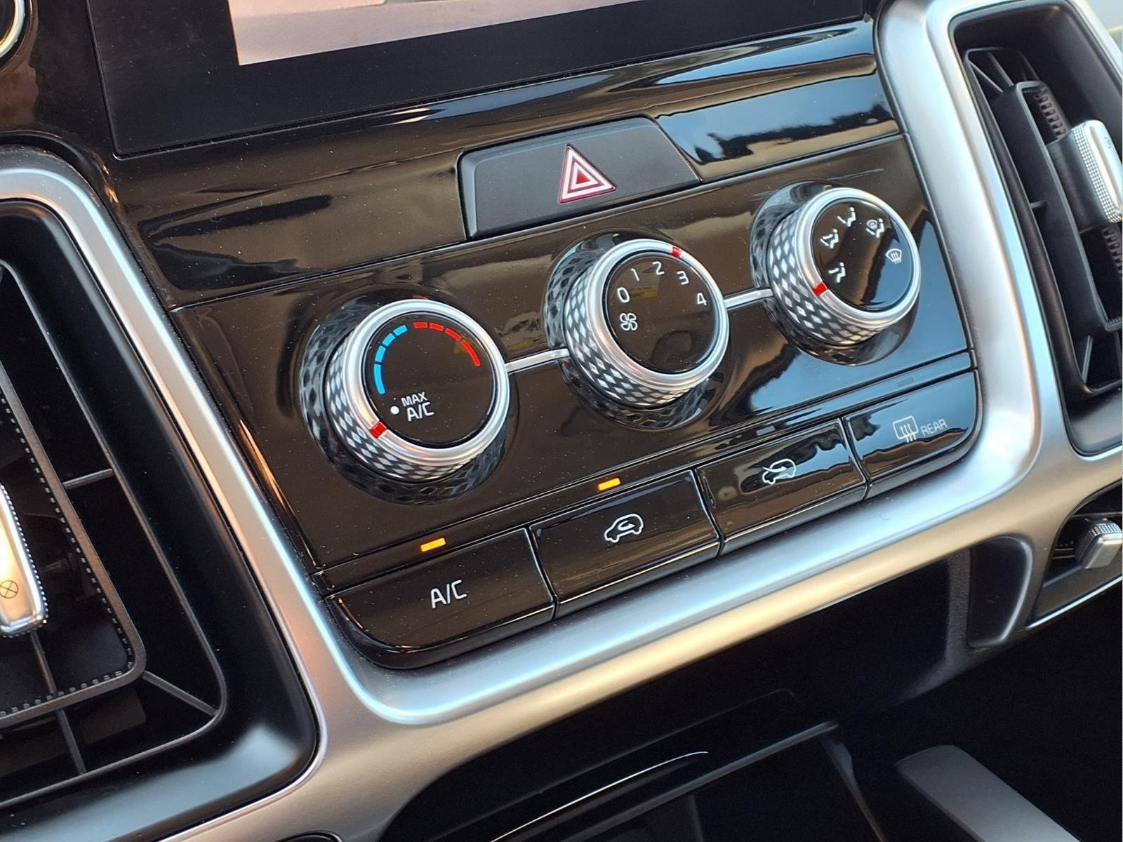 Used 2023 Kia Sorento LX image 20