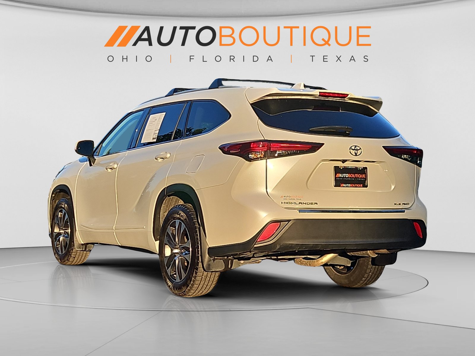Used 2022 Toyota Highlander XLE AWD/4WD image 3