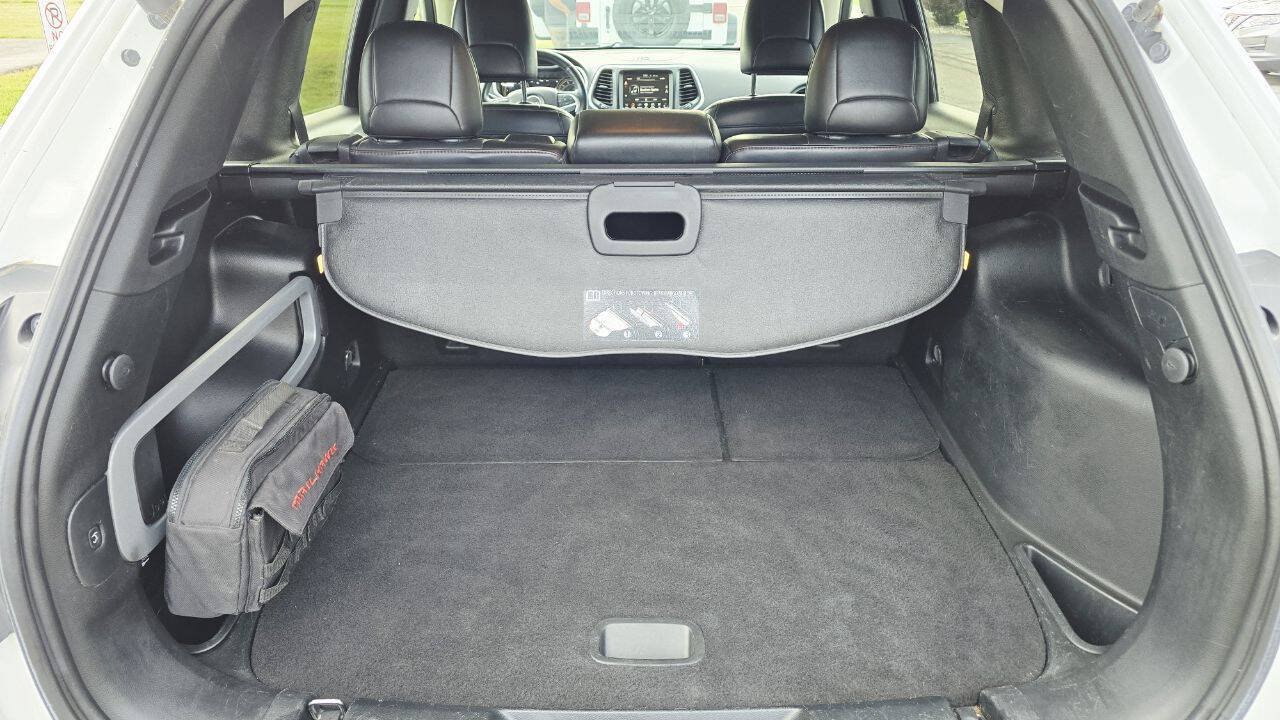 Used 2018 Jeep Cherokee Trailhawk AWD/4WD image 12