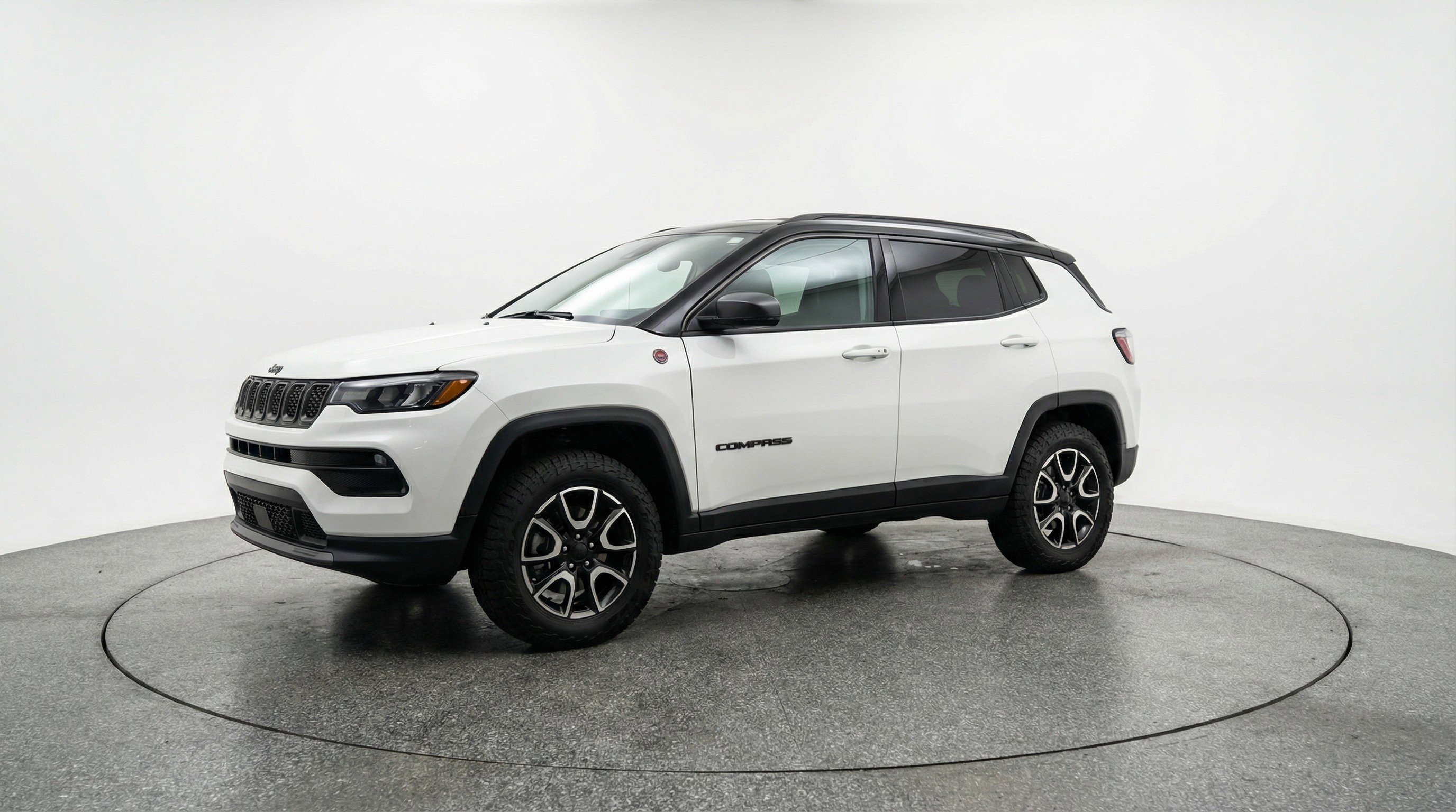 Used 2025 Jeep Compass Trailhawk image 3