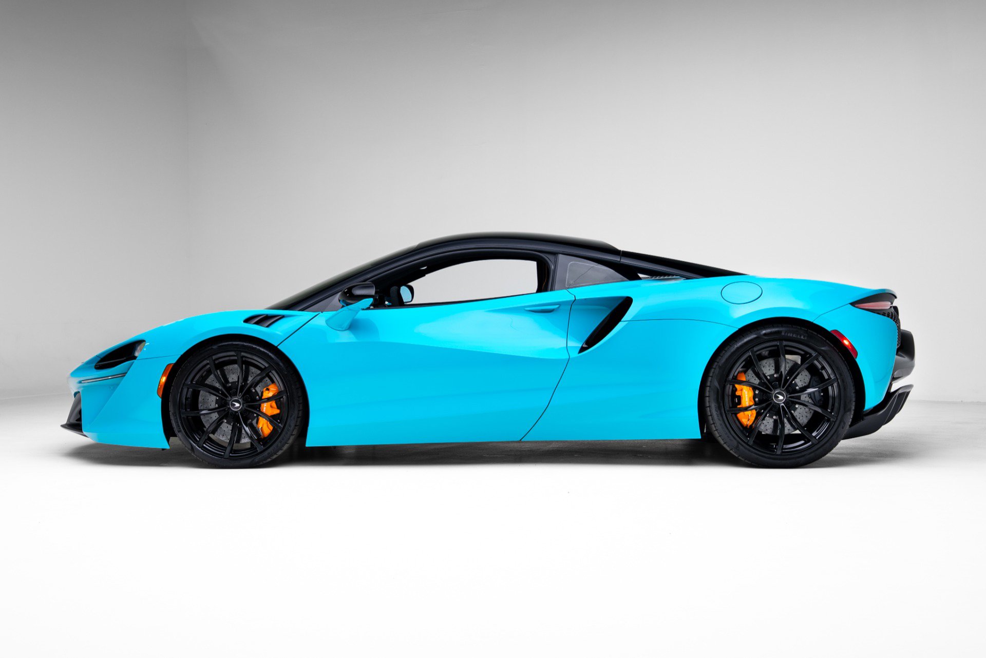 Used 2023 McLaren Artura image 14