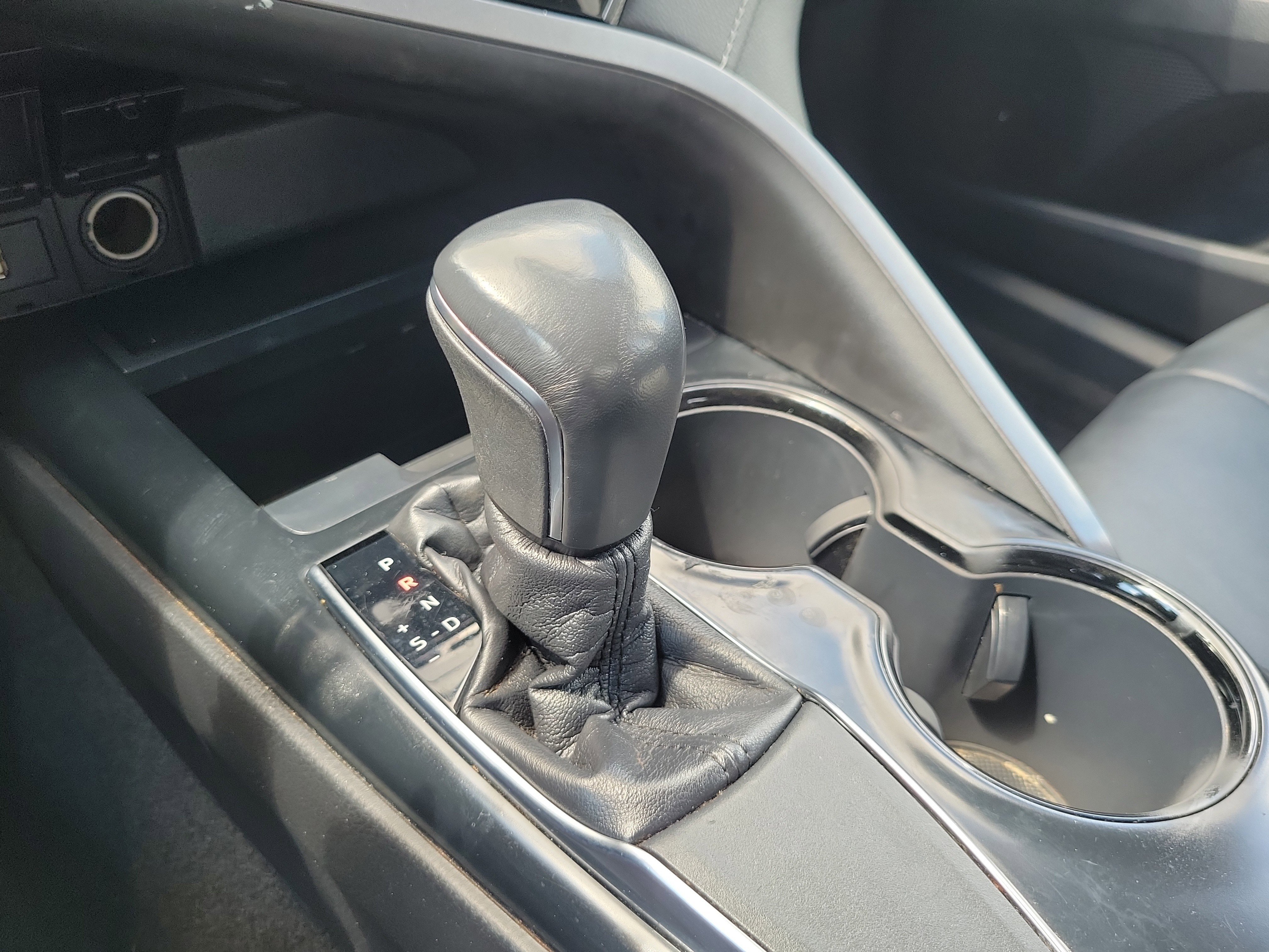 Used 2020 Toyota Camry SE FWD image 28