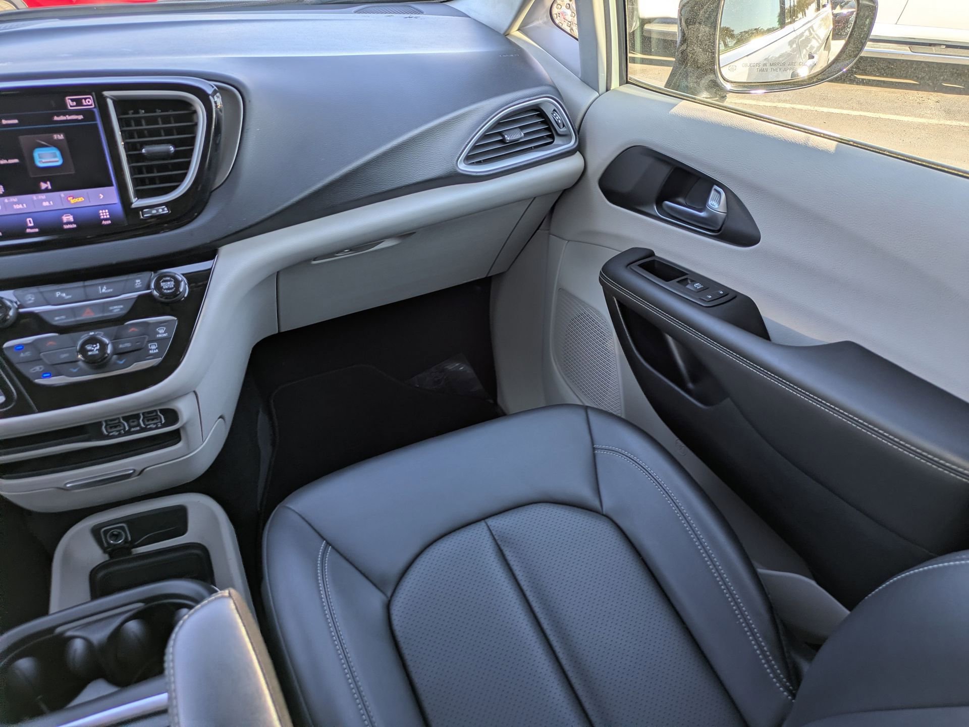 Used 2024 Chrysler Pacifica Touring-L image 20