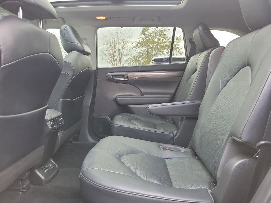 Used 2021 Toyota Highlander Platinum image 15