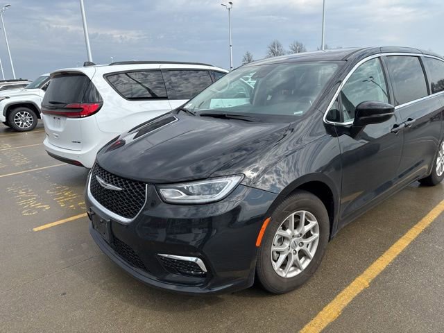 Used 2024 Chrysler Pacifica Touring-L image 38