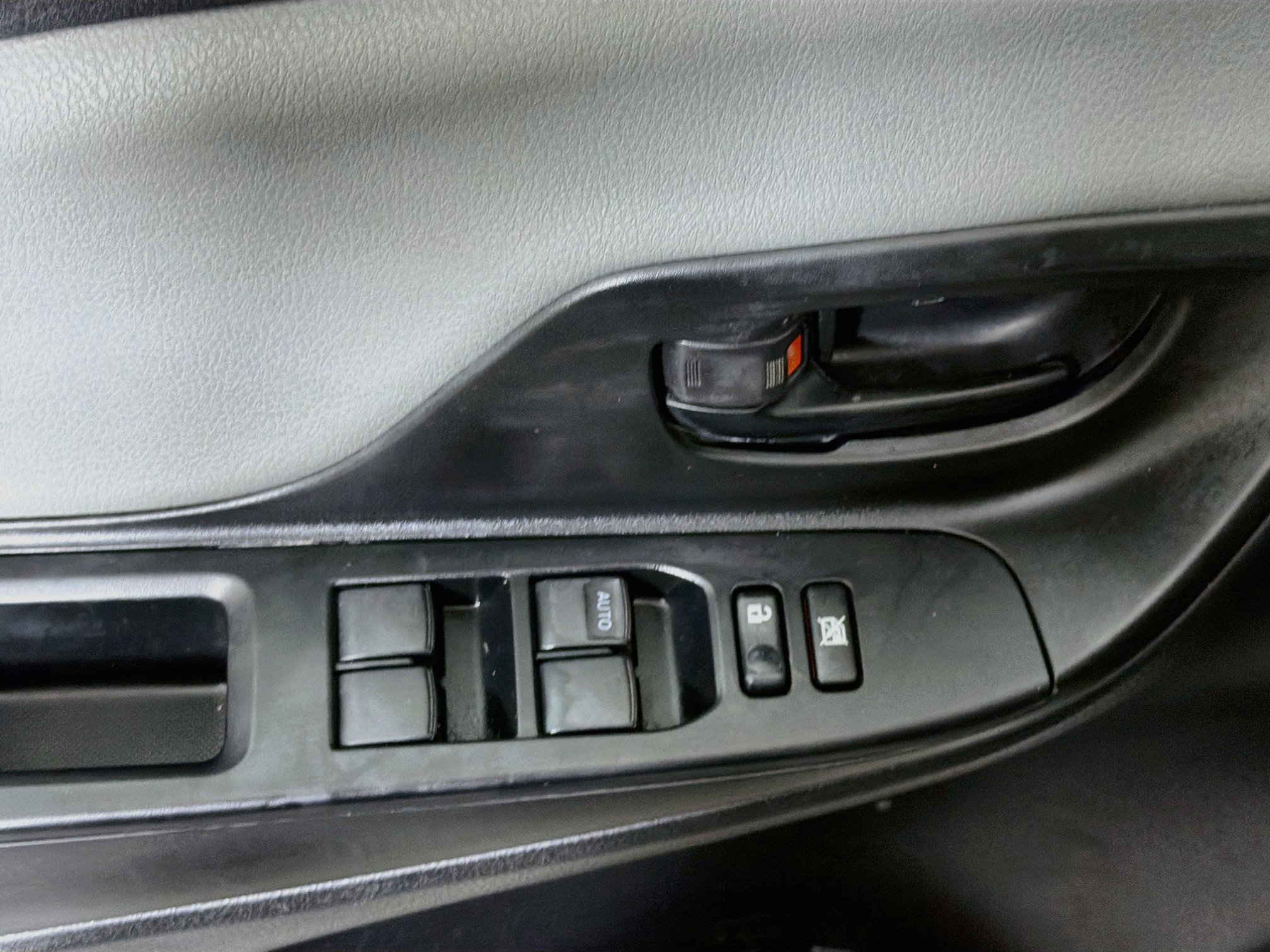 Used 2017 Toyota Yaris L w/ Carpet Mat Package FWD image 15