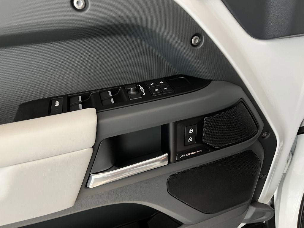 Used 2025 Land Rover Defender 110 S image 16
