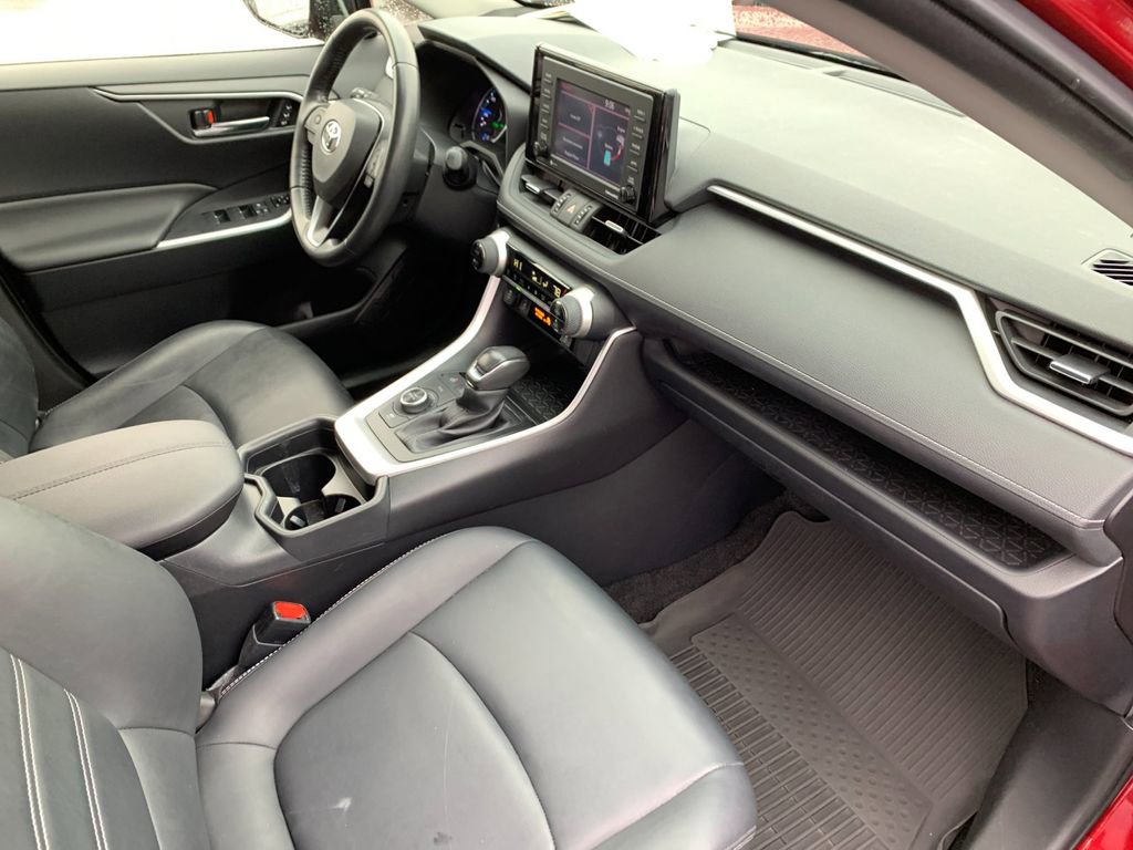 Used 2021 Toyota RAV4 XLE Premium image 17