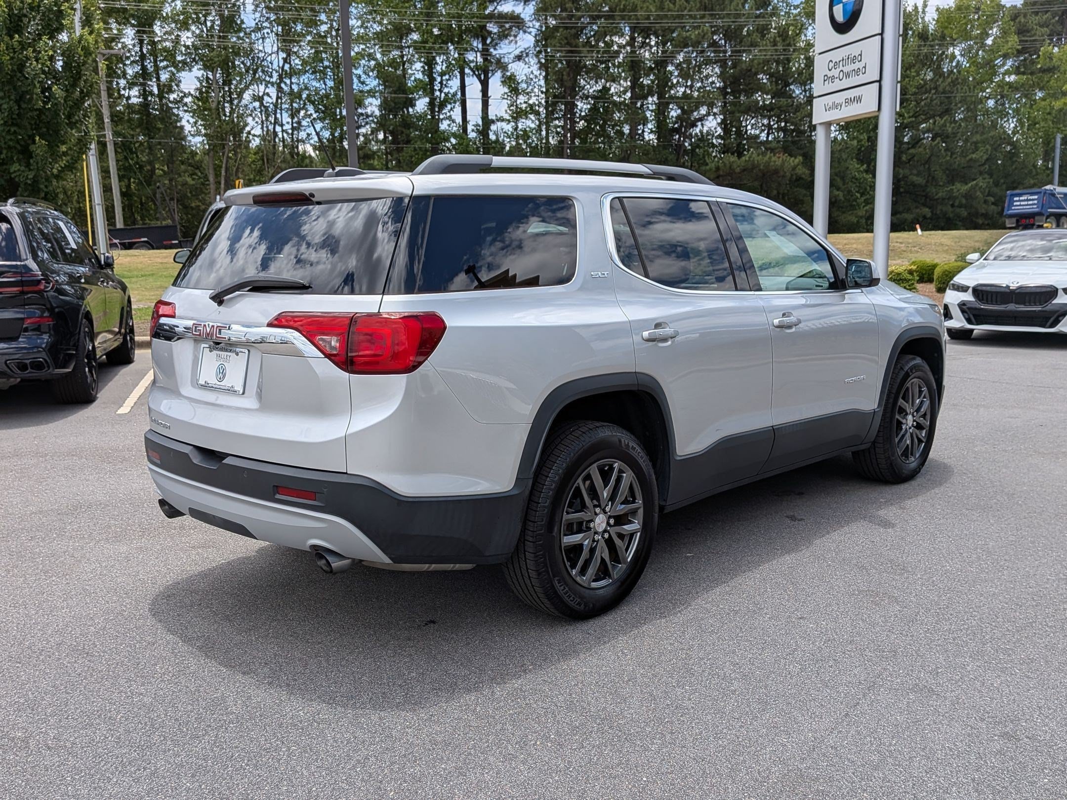 Used 2019 GMC Acadia SLT FWD image 3