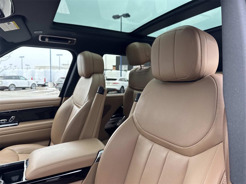 Used 2024 Land Rover Range Rover Long Wheelbase SE image 18