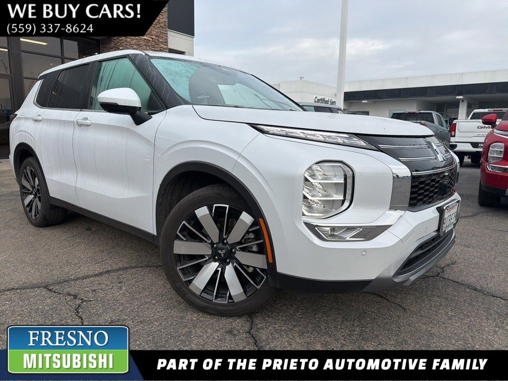 Used 2025 Mitsubishi Outlander SE image 1