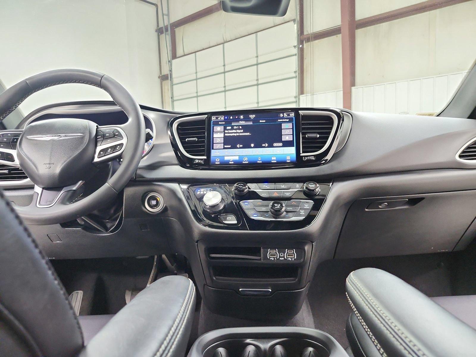 Used 2025 Chrysler Pacifica Select FWD image 27