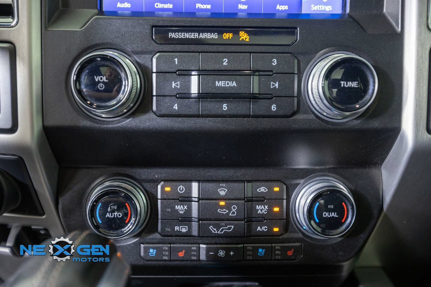 Used 2019 Ford F150 Platinum w/ Equipment Group 701A Luxury AWD/4WD image 25