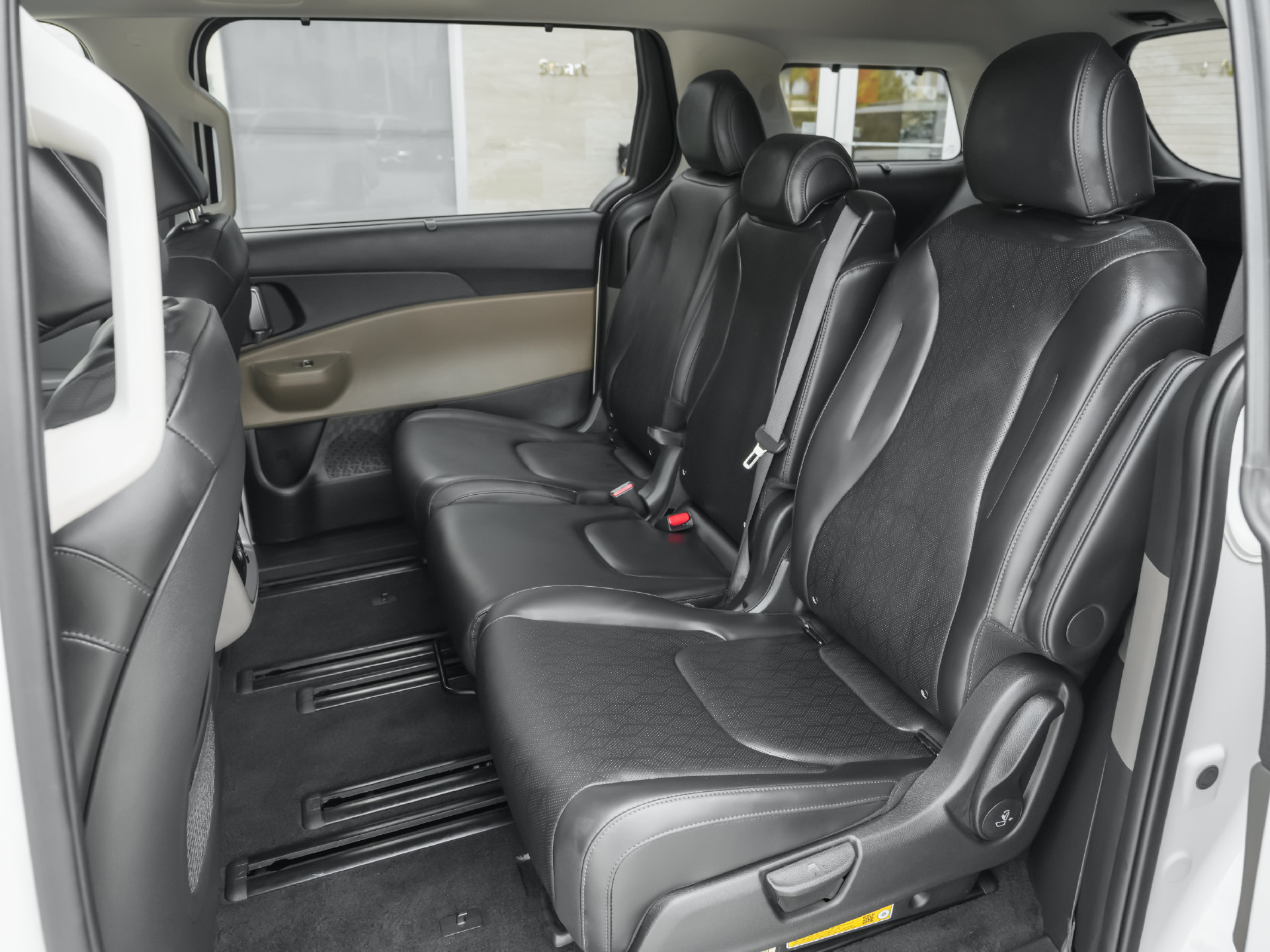 Used 2026 Kia Carnival EX FWD image 5