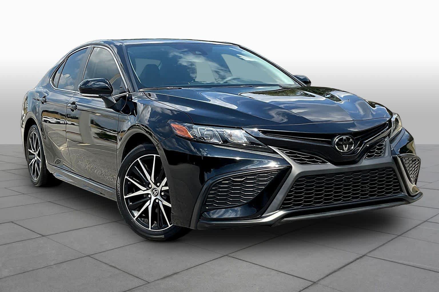 Used 2024 Toyota Camry SE w/ Convenience Package FWD image 3