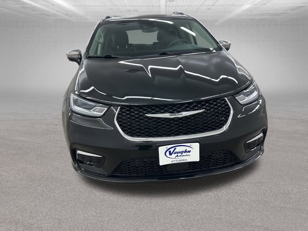 Used 2022 Chrysler Pacifica Limited w/ Uconnect Theater Family Group image 5