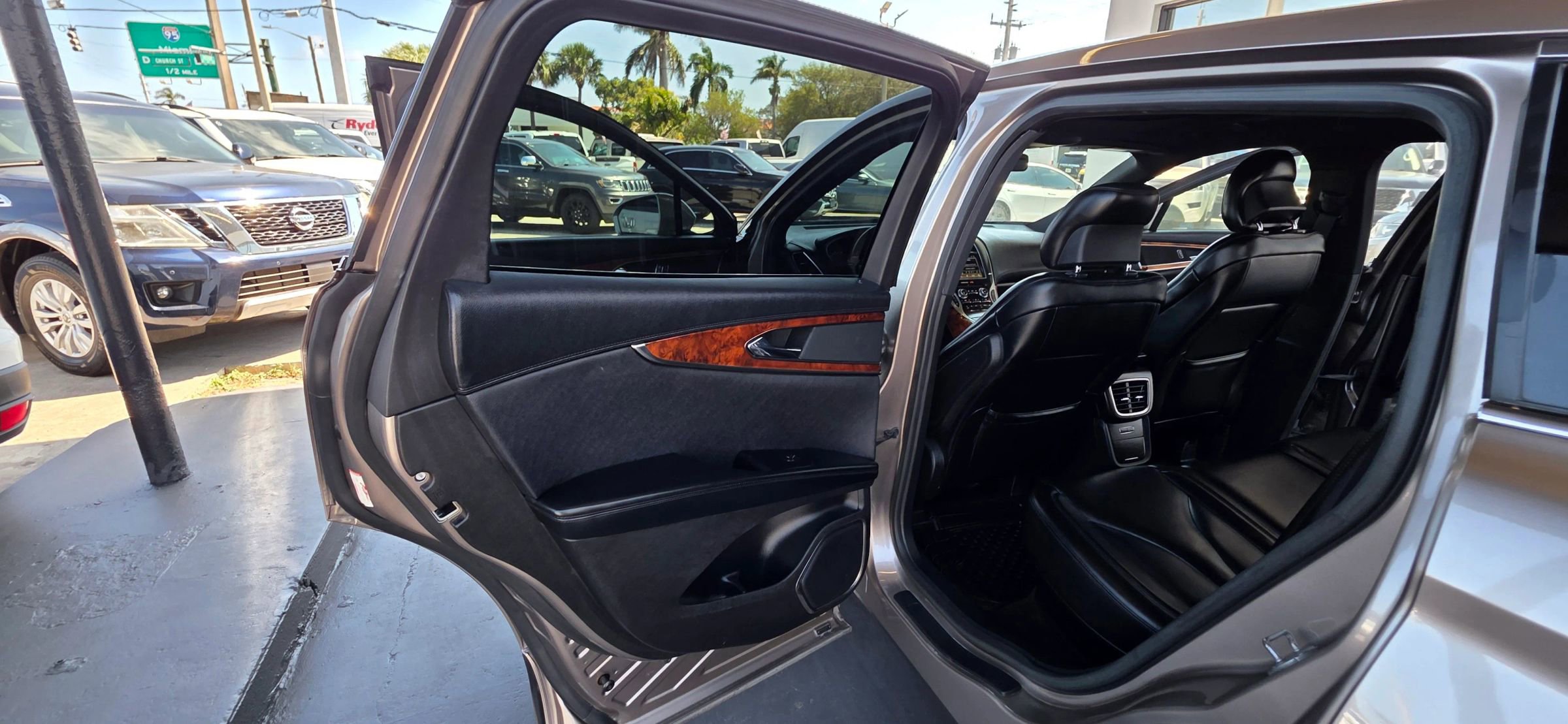 Used 2018 Lincoln MKX Select w/ Select Plus Package image 17