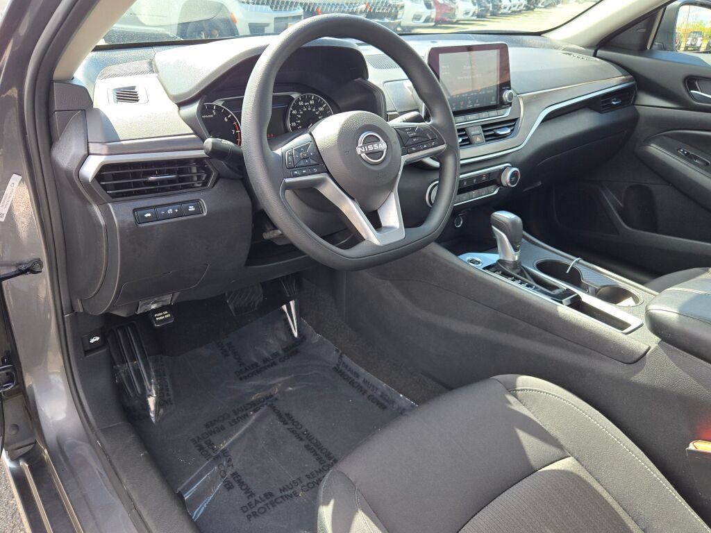 Used 2025 Nissan Altima 2.5 SV FWD image 24