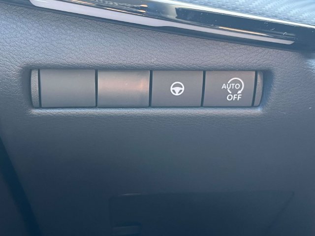 Used 2025 Nissan Kicks SR FWD image 25