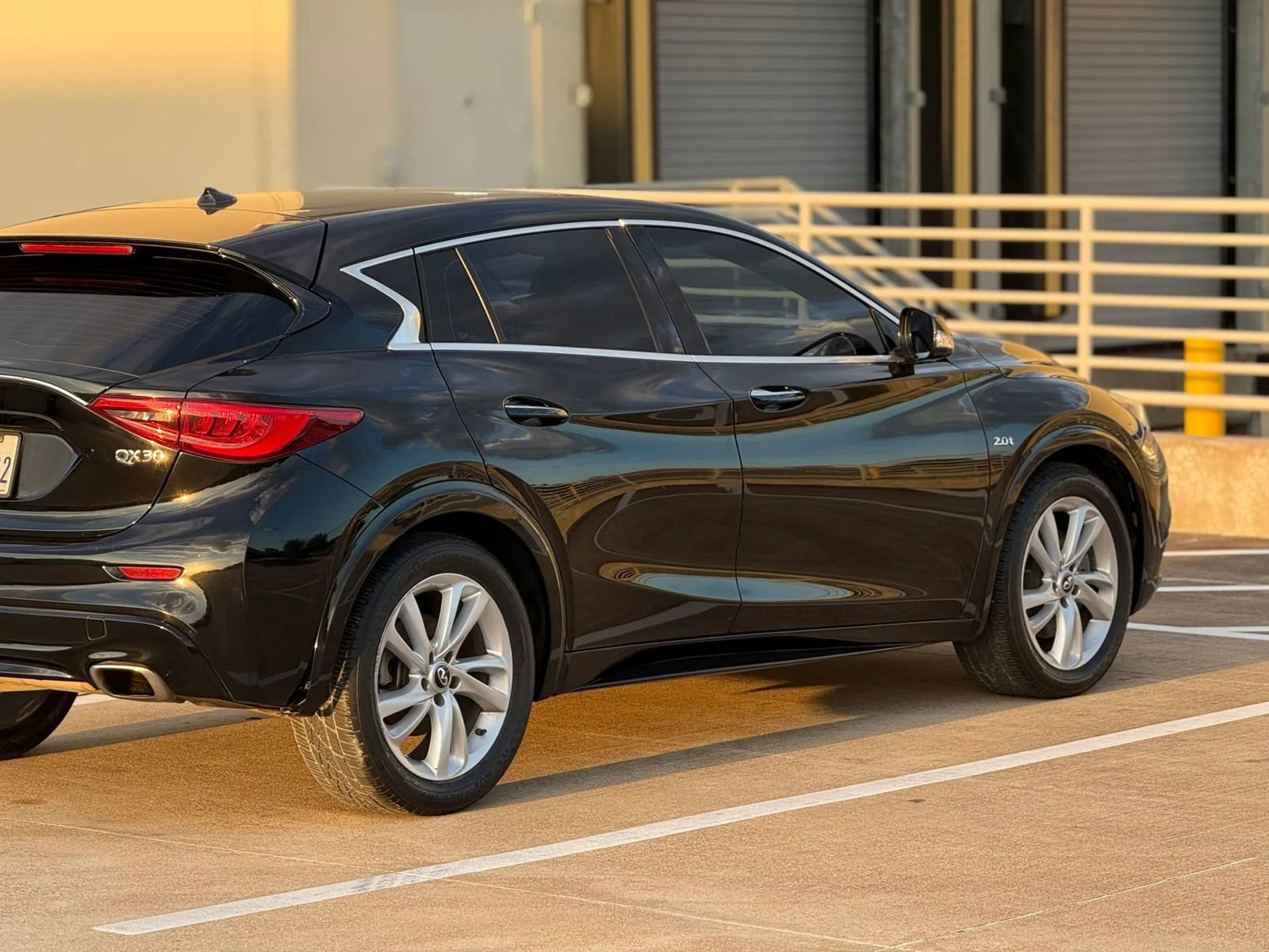 Used 2018 INFINITI QX30 w/ Cargo Package FWD image 9