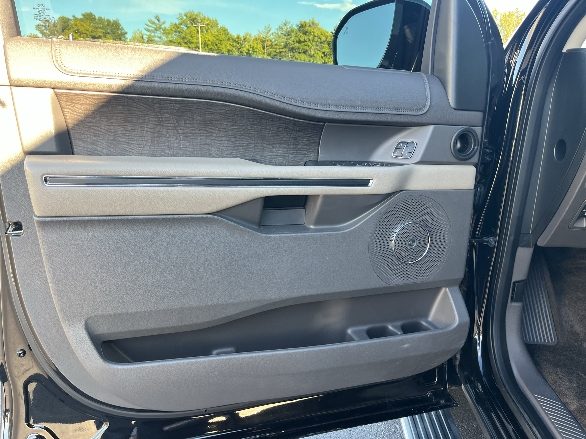 Used 2018 Ford Expedition Limited w/ Equipment Group 302A AWD/4WD image 12