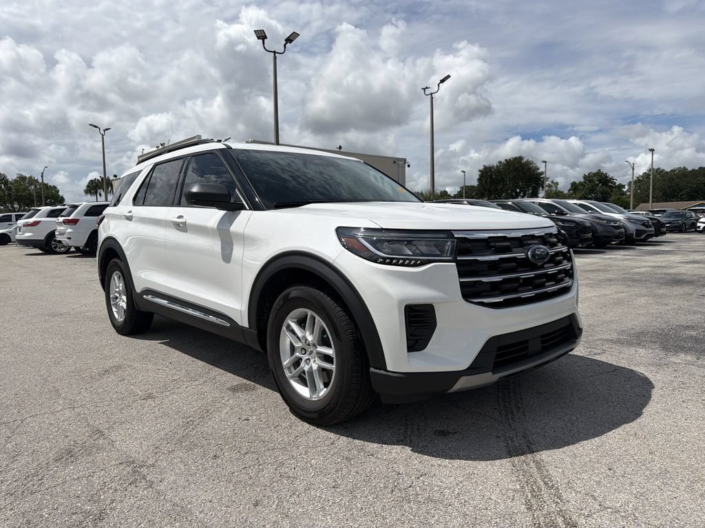 Used 2025 Ford Explorer Active RWD image 2