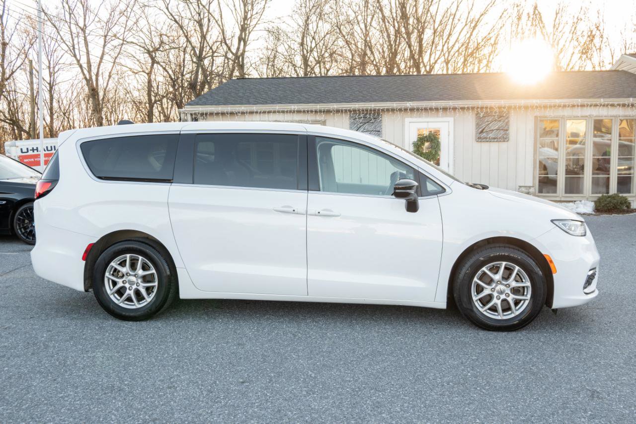 Used 2024 Chrysler Pacifica Touring-L image 11