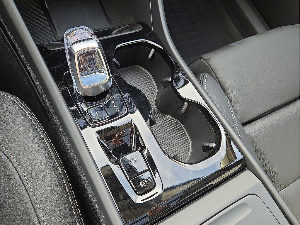 New 2026 Volvo XC40 B4 Plus w/ Protection Package Premier FWD image 30