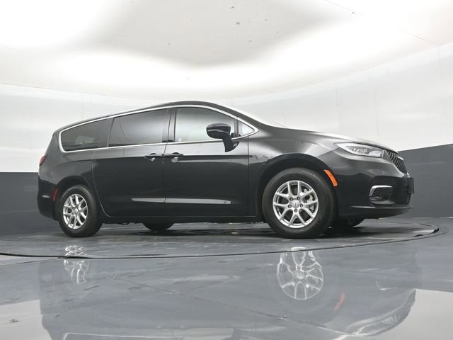 Used 2025 Chrysler Pacifica Select image 38