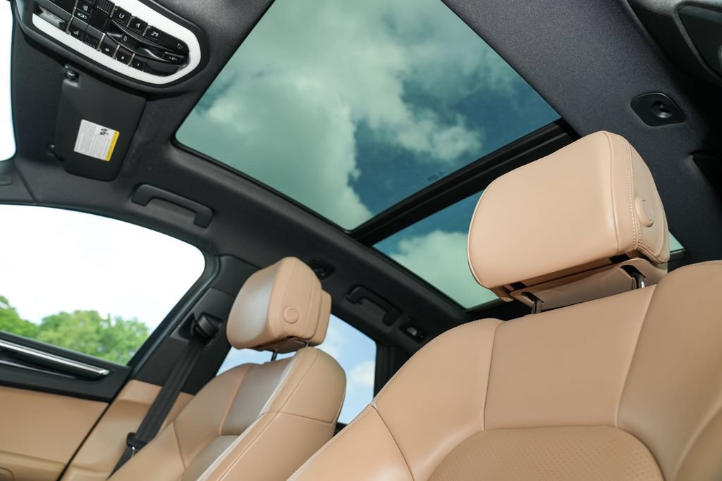 Certified 2021 Porsche Macan AWD/4WD image 23
