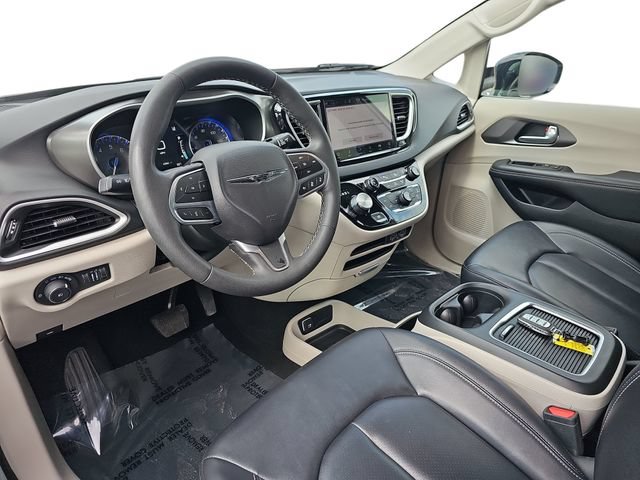 Used 2024 Chrysler Pacifica Touring-L FWD image 13