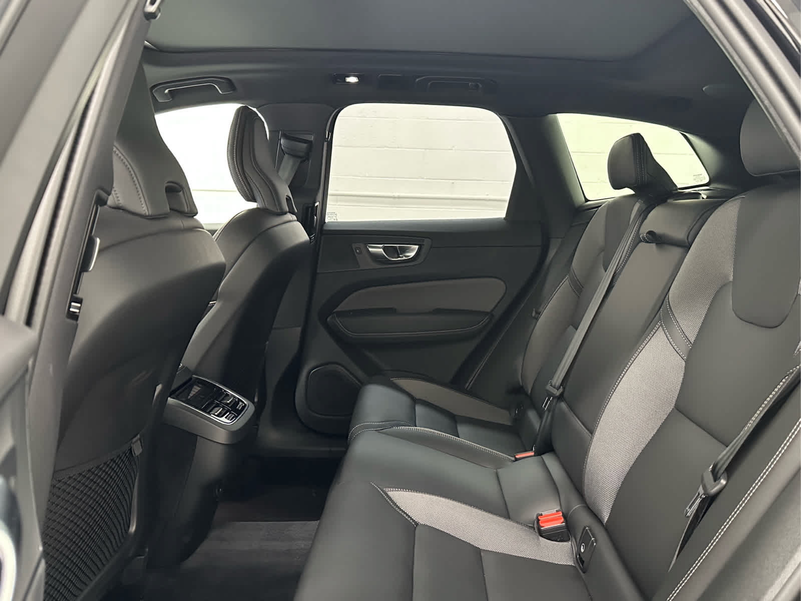 Used 2025 Volvo XC60 B5 Ultra w/ Climate Package AWD/4WD image 15
