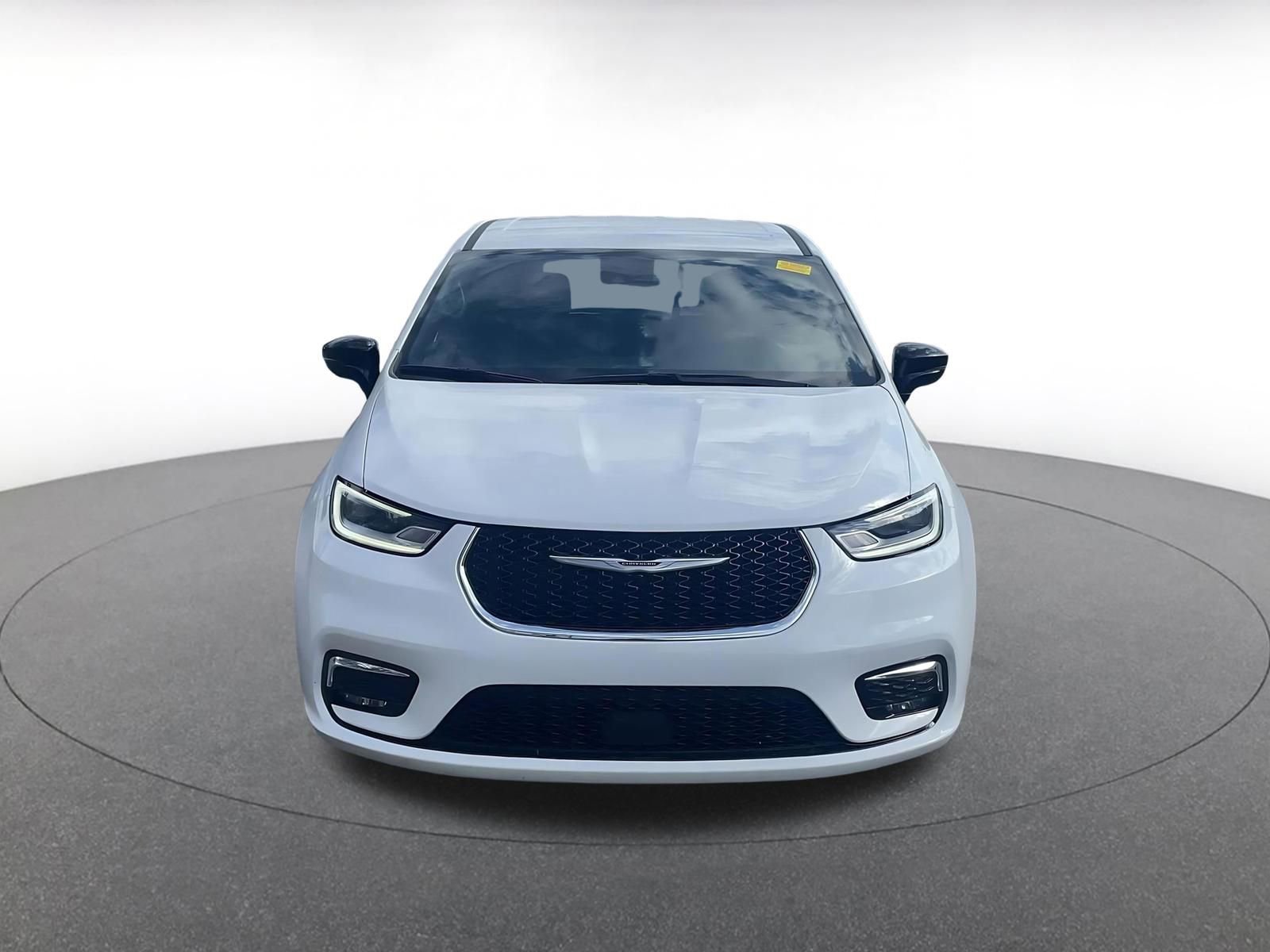 Used 2025 Chrysler Pacifica Select image 3