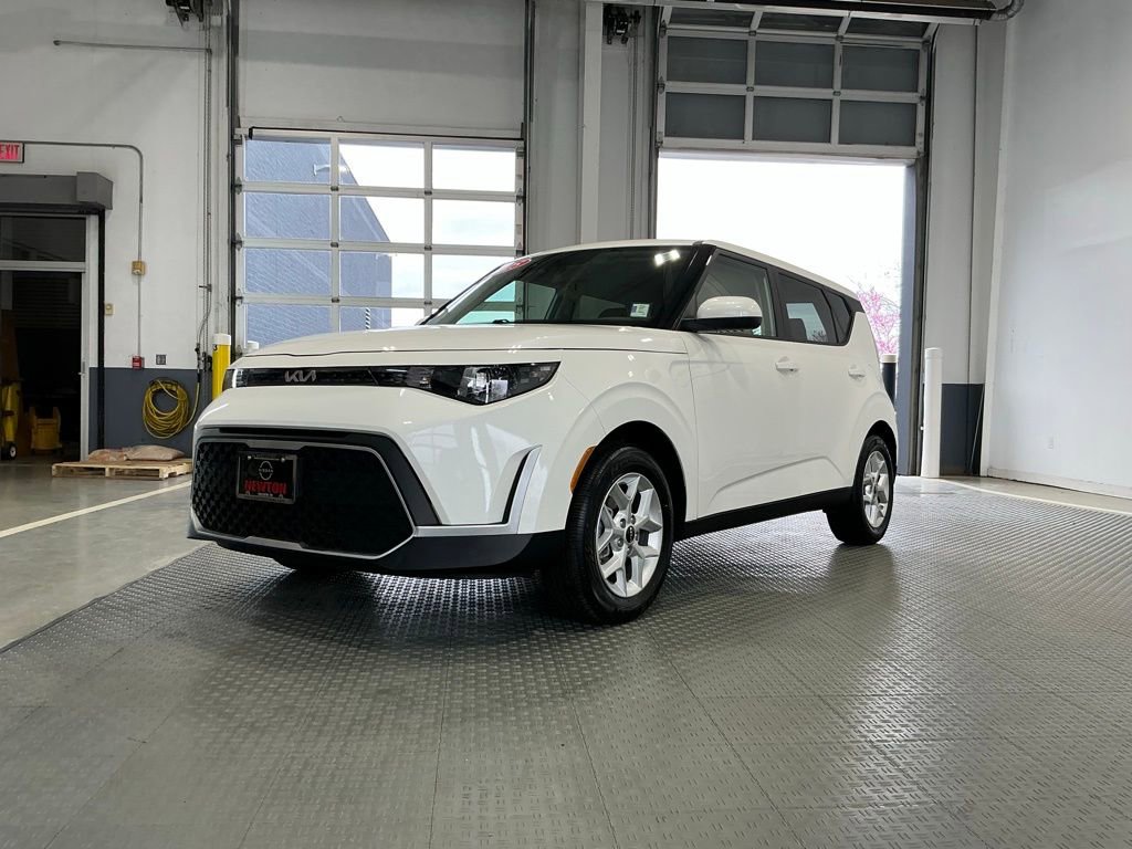 Used 2025 Kia Soul LX w/ LX Technology Package image 2