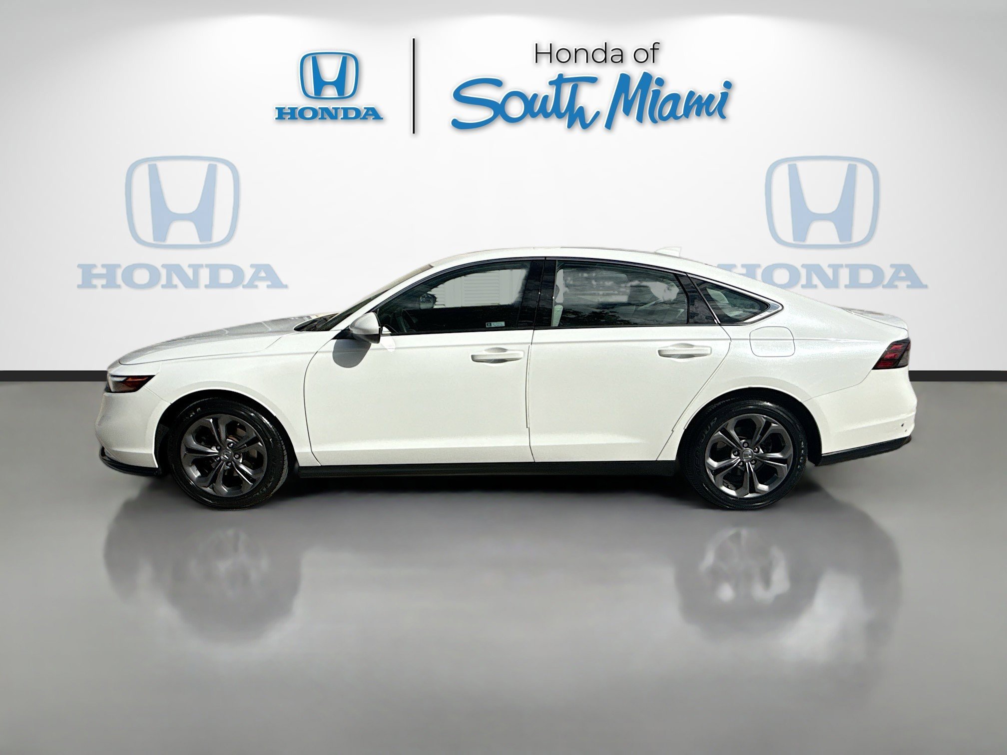 Used 2023 Honda Accord EX image 4