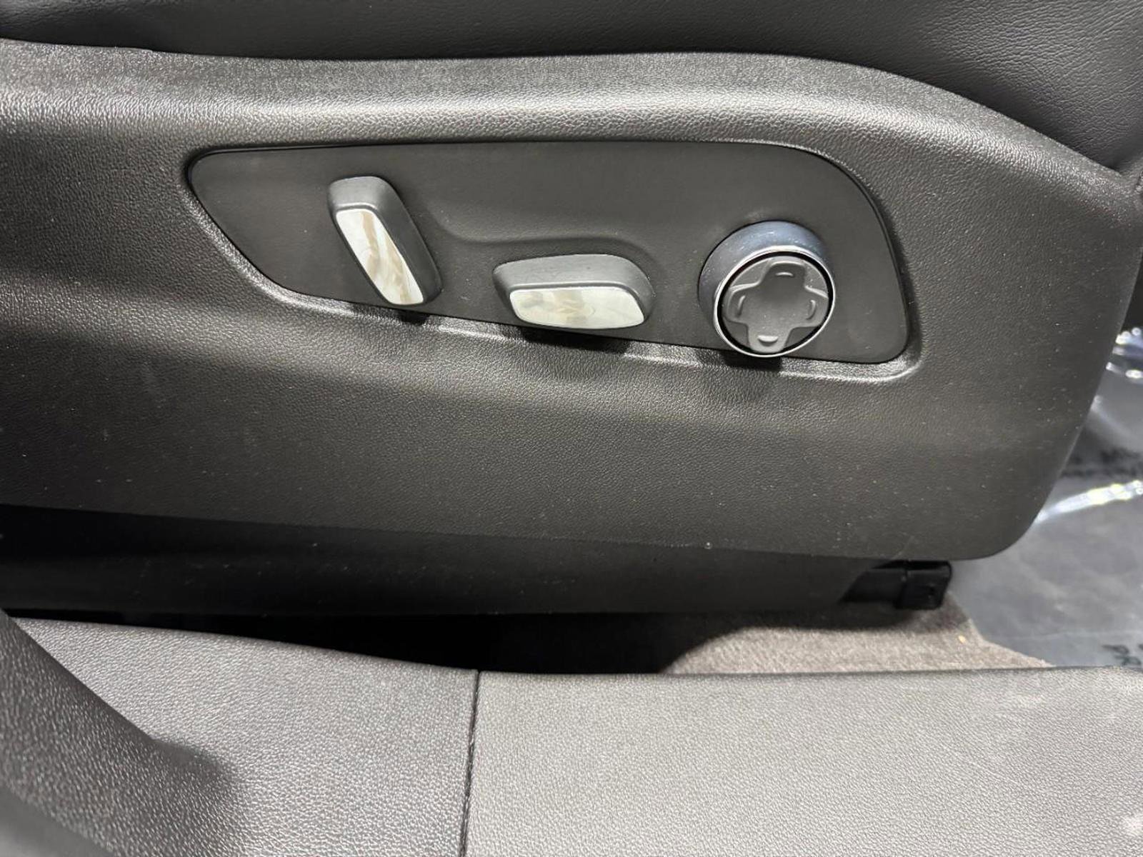 Used 2025 Cadillac XT4 Premium Luxury image 20