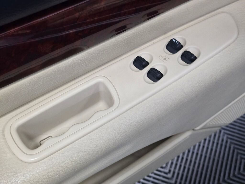 Used 2003 Chrysler Sebring Limited image 90