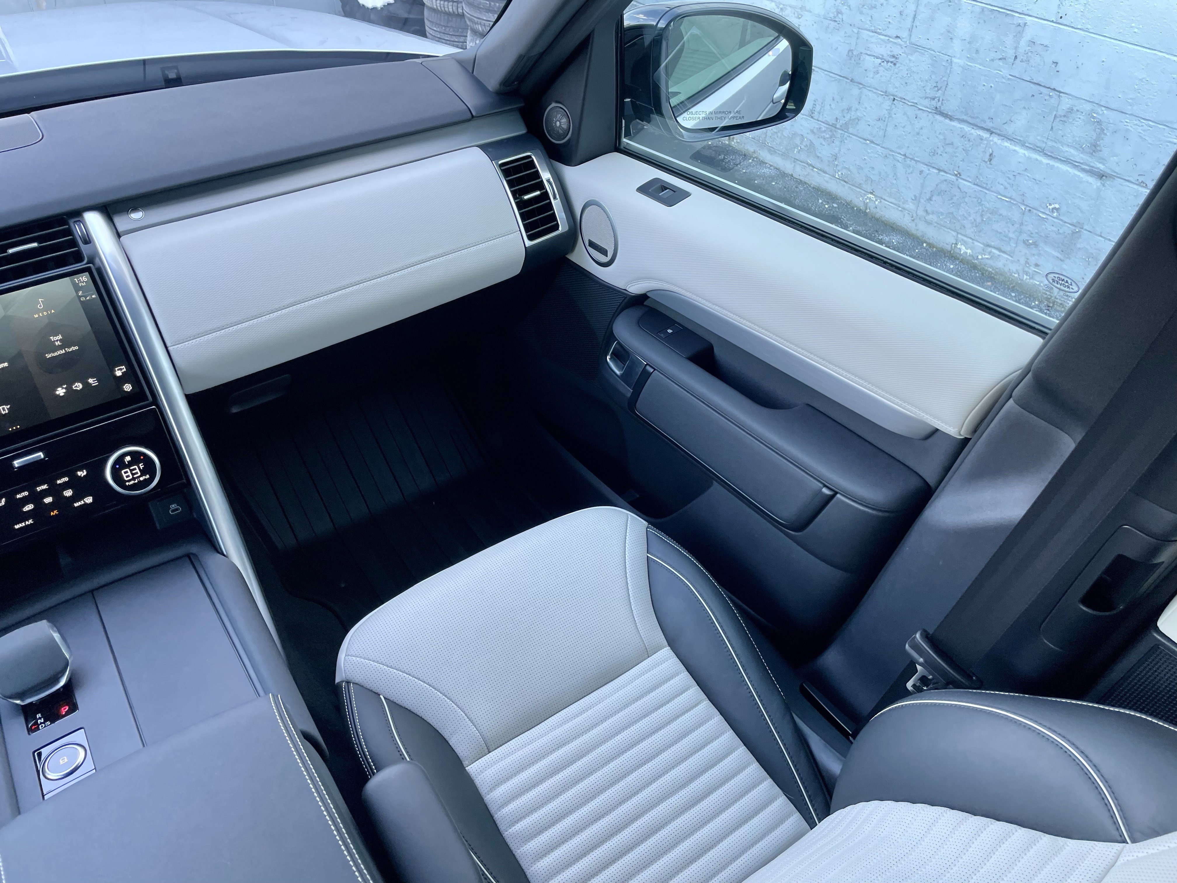 Certified 2024 Land Rover Discovery Dynamic SE image 18