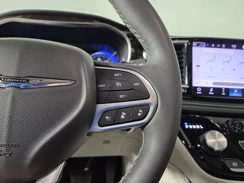 Used 2023 Chrysler Pacifica Limited w/ Uconnect Theater Family Group image 18