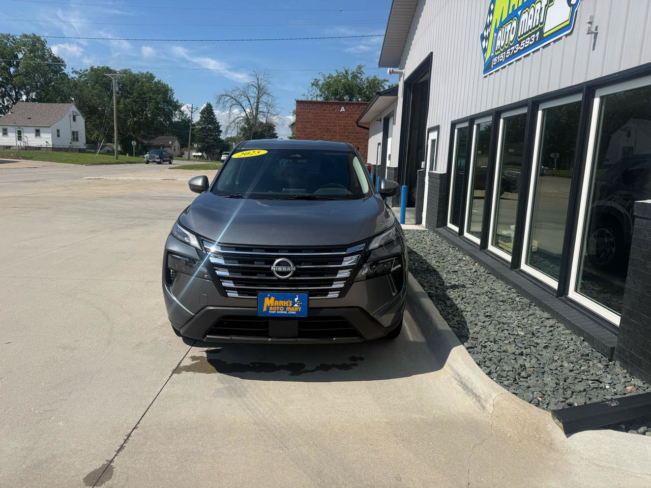 Used 2025 Nissan Rogue SV FWD image 2