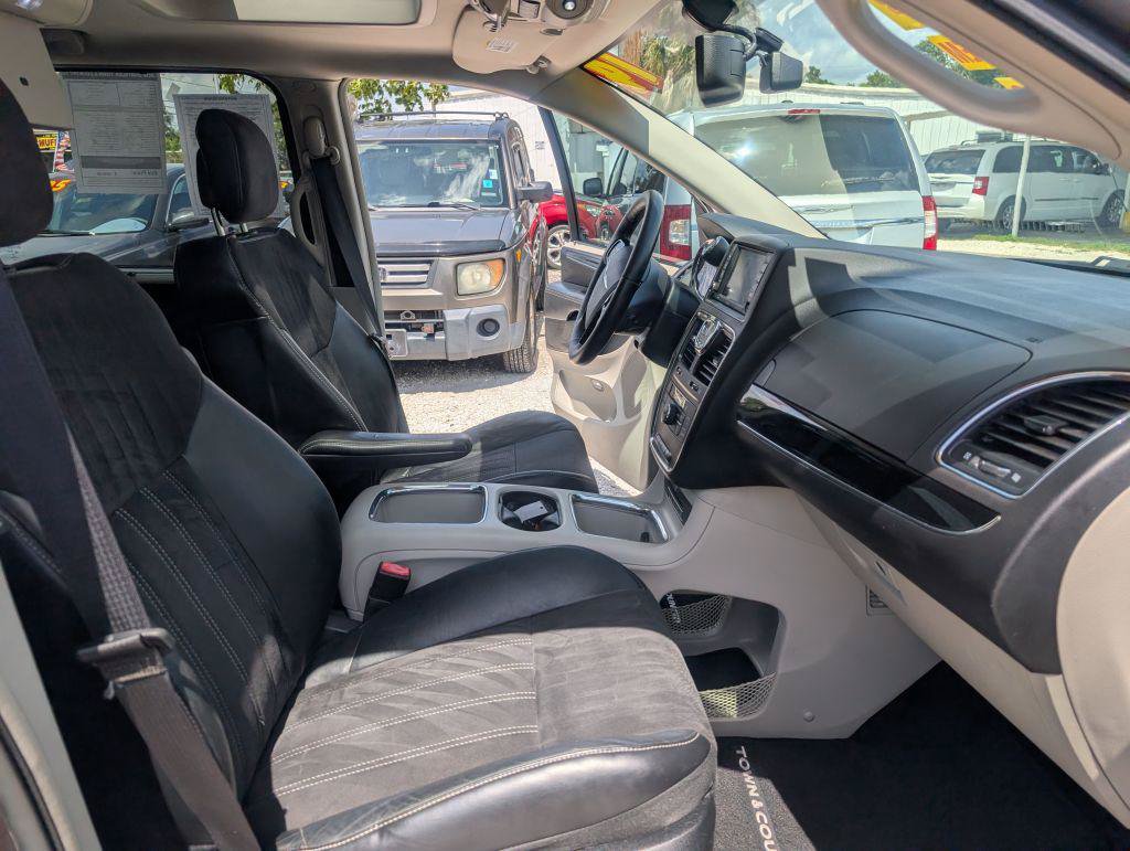 Used 2014 Chrysler Town & Country Touring-L FWD image 17