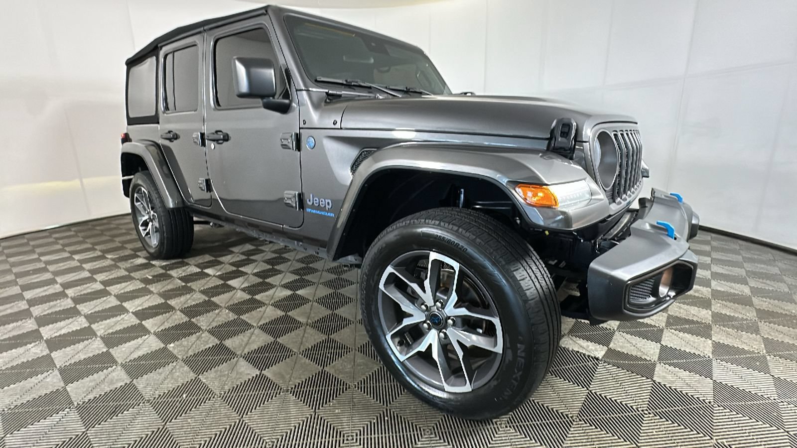 Used 2024 Jeep Wrangler Unlimited w/ Convenience Group AWD/4WD video 3