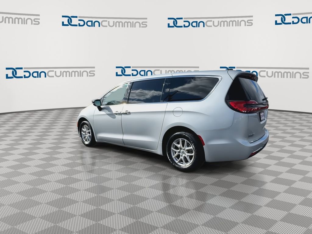 Used 2024 Chrysler Pacifica Touring-L image 6